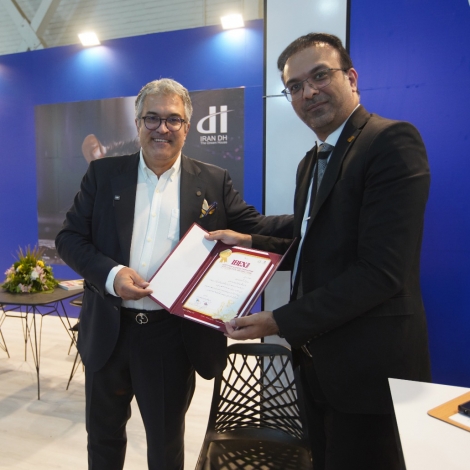 اعطا لوح تقدیر هفدهمین نمایشگاه بین الملی غلات، آرد و نان 1404